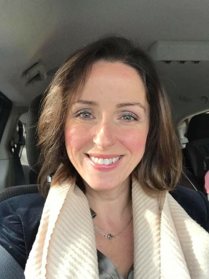 Woman featured in a Gelagen hair and nails customer story